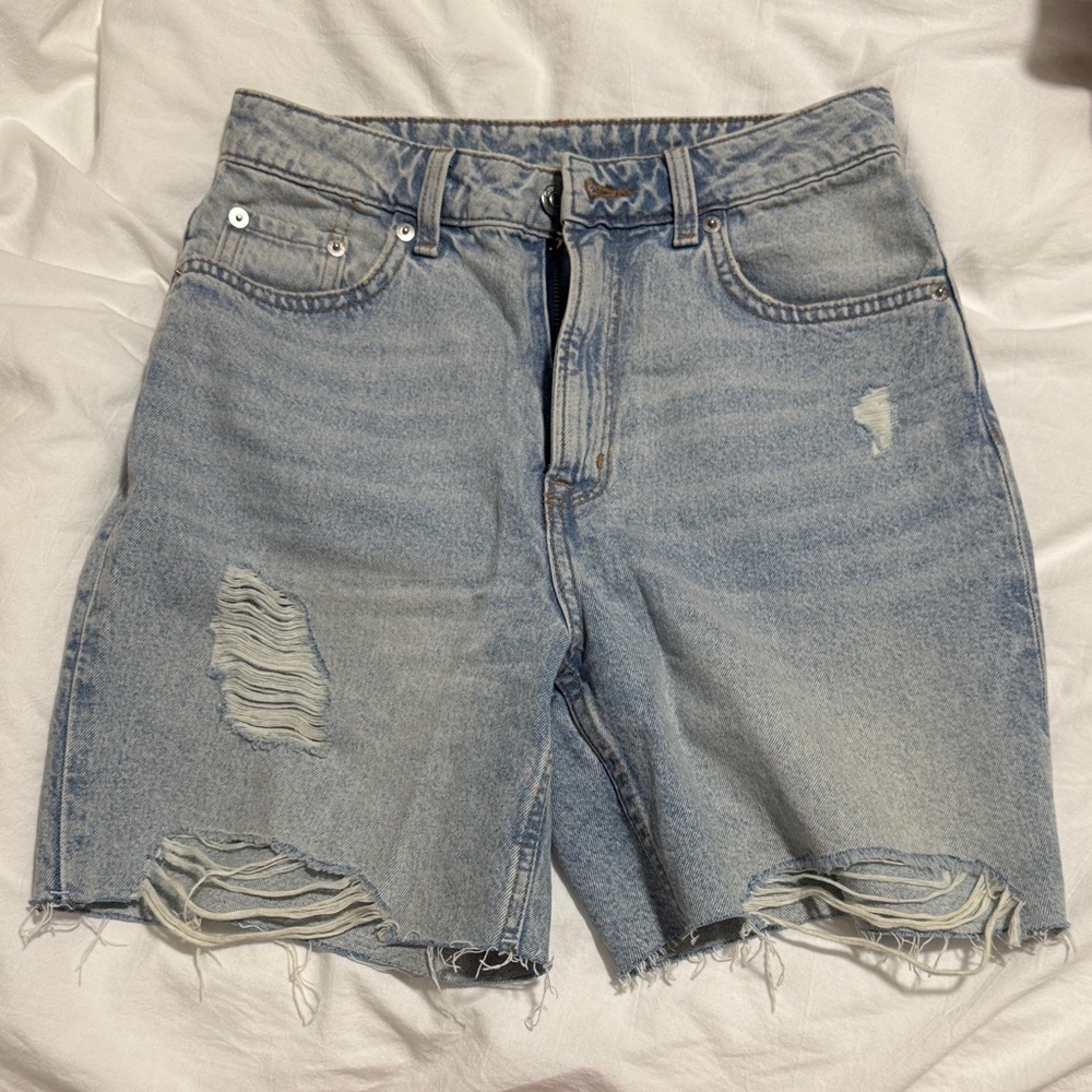 HM JEAN SHORTS NEVER WORN SIZE 4
